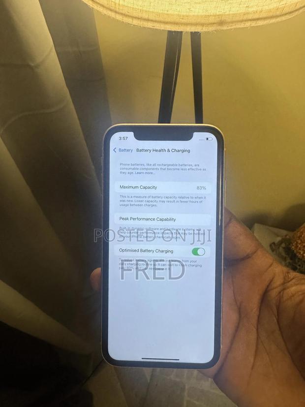 Apple iPhone 11 64 GB Gold photo 2