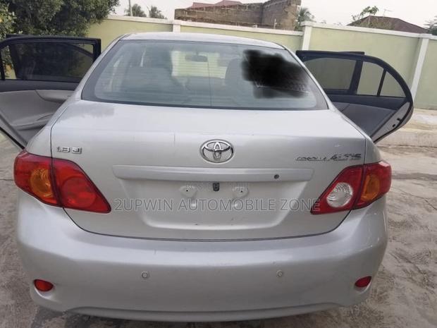 Toyota Corolla 2008 Silver photo 2