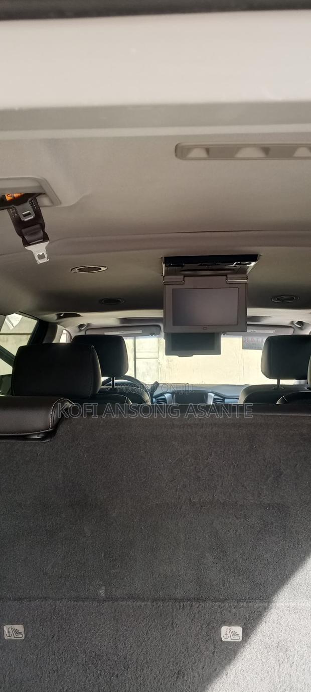 Chevrolet Suburban LT 4x4 2017 Gray