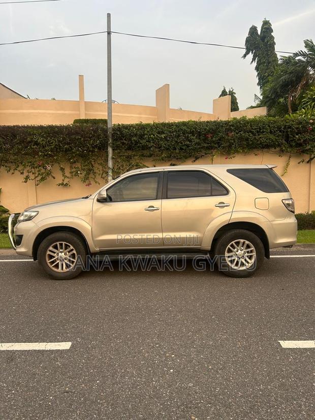 Toyota Fortuner 2.7 AWD 2012 Beige photo 2