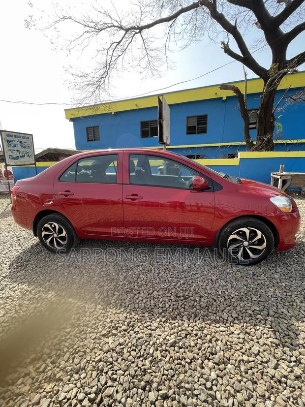 Toyota Yaris 2010 Red photo 2
