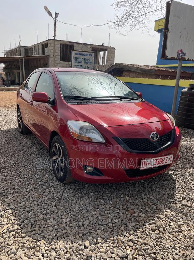 Toyota Yaris 2010 Red photo 3