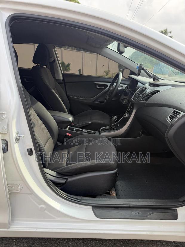 Hyundai Elantra SE Sedan FWD (1.8L 4cyl 6M) 2016 White photo 6