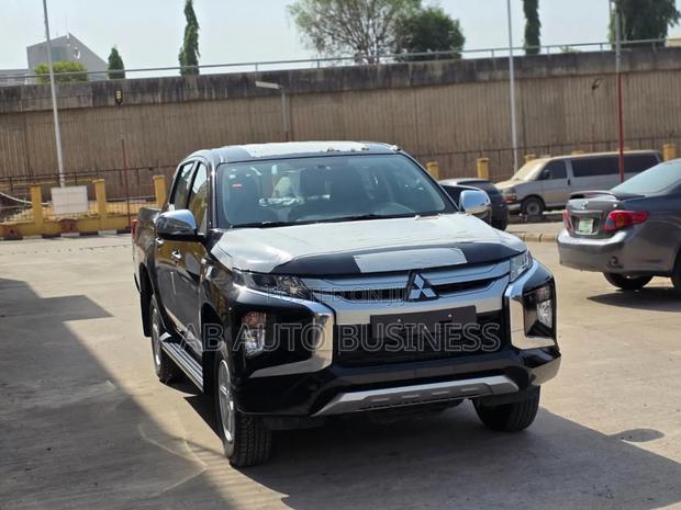New Mitsubishi L200 2023 Black photo 2
