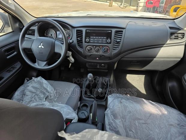 New Mitsubishi L200 2023 Black photo 3