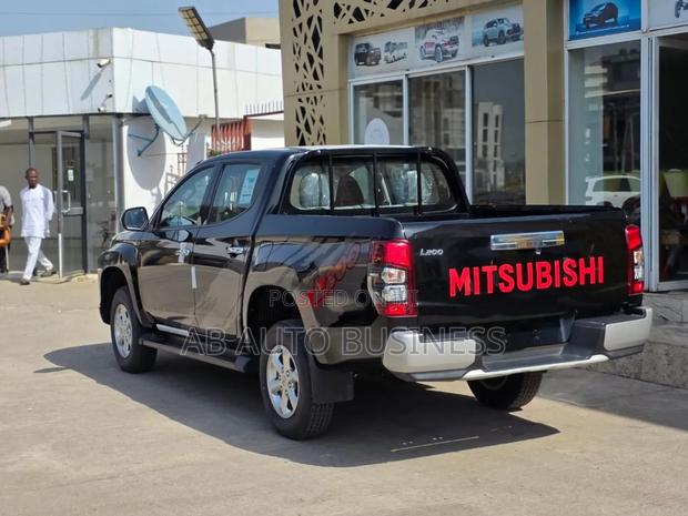 New Mitsubishi L200 2023 Black photo 5
