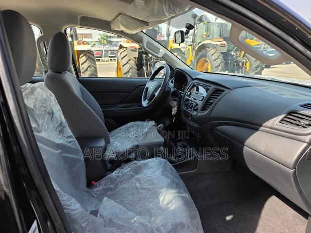 New Mitsubishi L200 2023 Black photo 7