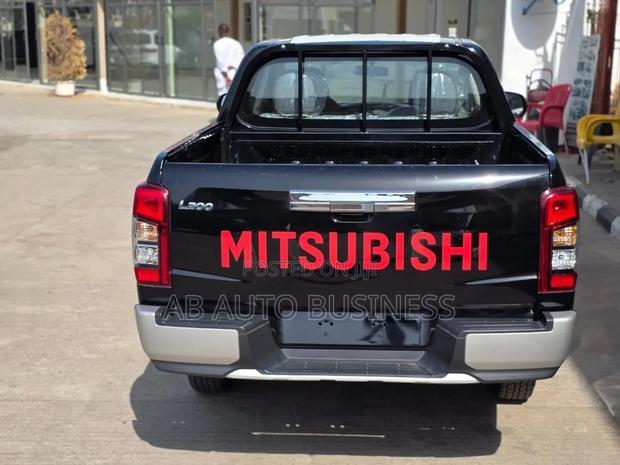 New Mitsubishi L200 2023 Black photo 8