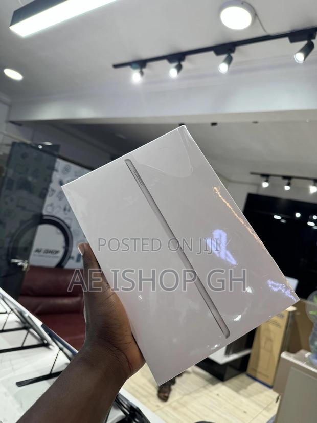 New Apple iPad 9.7 64 GB Silver photo 2