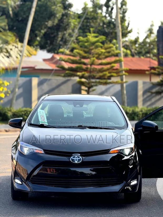 Toyota Corolla 2018 Black photo 2