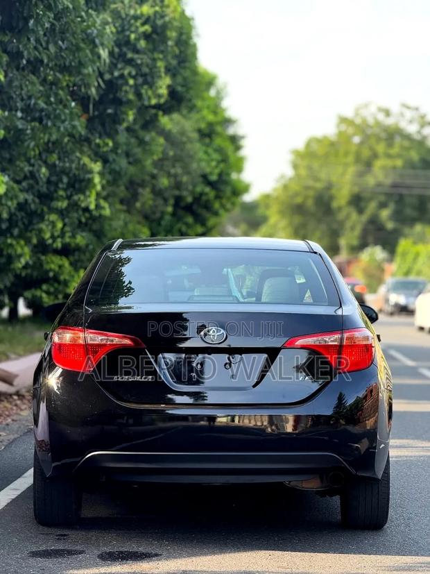 Toyota Corolla 2018 Black photo 3
