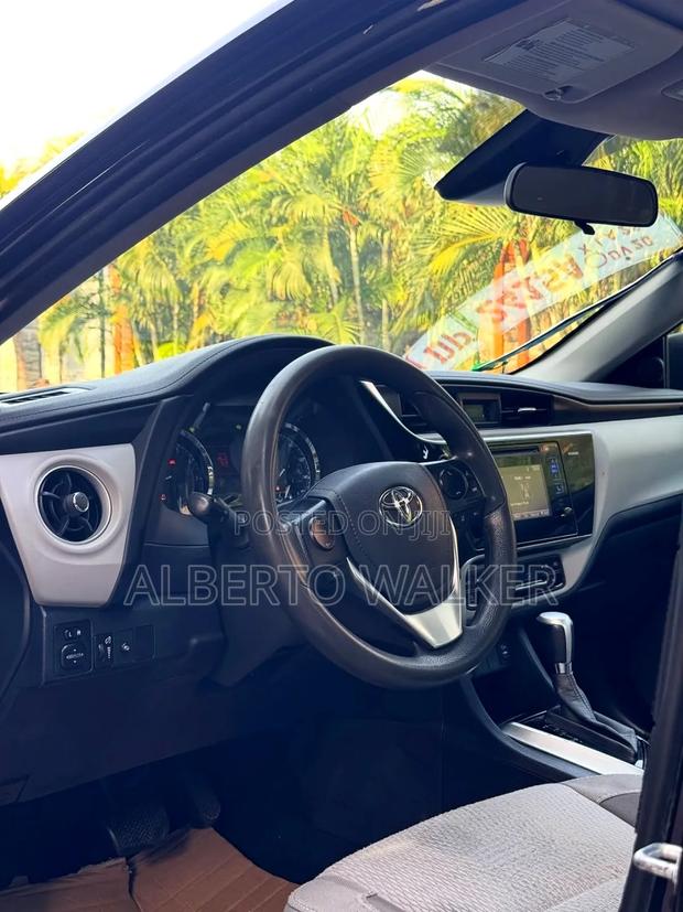 Toyota Corolla 2018 Black photo 6