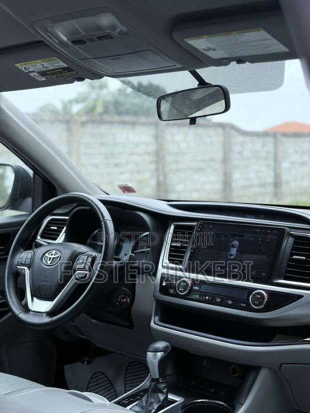 Toyota Highlander XLE 2019 Silver photo 3