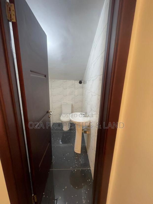4bdrm House in Ogbojo, New Legon for sale photo 9