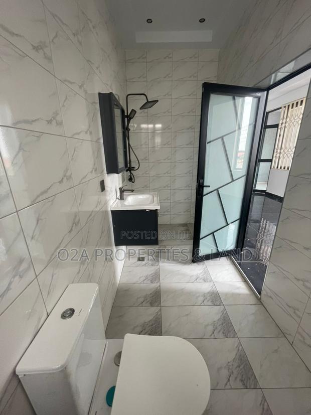 4bdrm House in Ogbojo, New Legon for sale photo 11