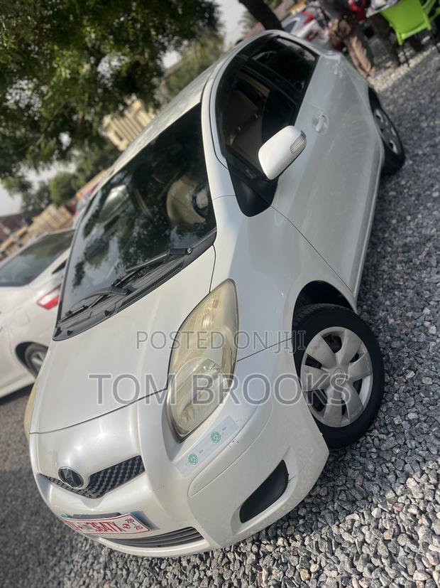 Toyota Vitz 2010 White