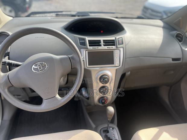 Toyota Vitz 2010 White