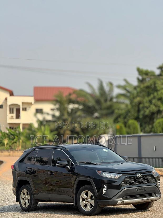 Toyota RAV4 XLE 2021 Black photo 2