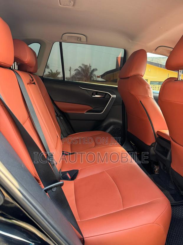 Toyota RAV4 XLE 2021 Black photo 4