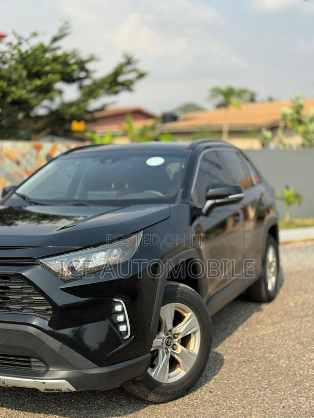 Toyota RAV4 XLE 2021 Black photo 3
