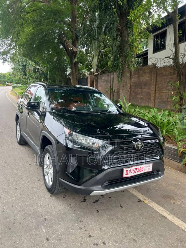 Toyota RAV4 XLE 2021 Black photo 5
