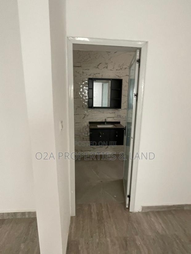 4bdrm House in Ogbojo, New Legon for sale photo 8