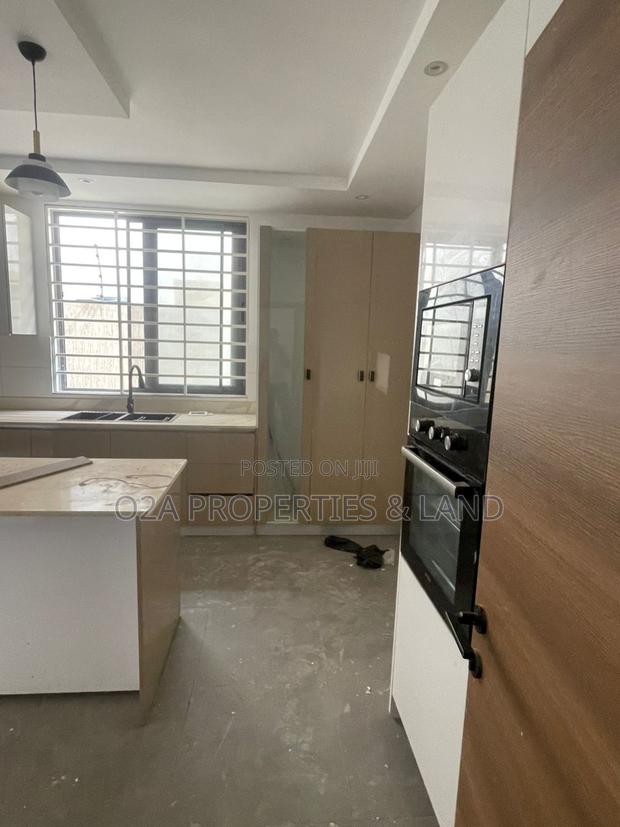 4bdrm House in Ogbojo, New Legon for sale photo 13
