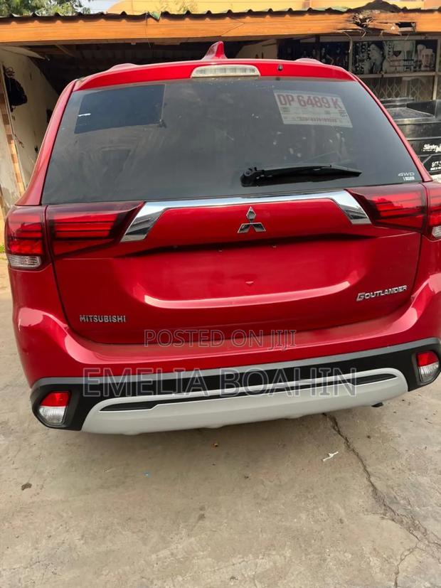 Mitsubishi Outlander 2019 Red photo 4