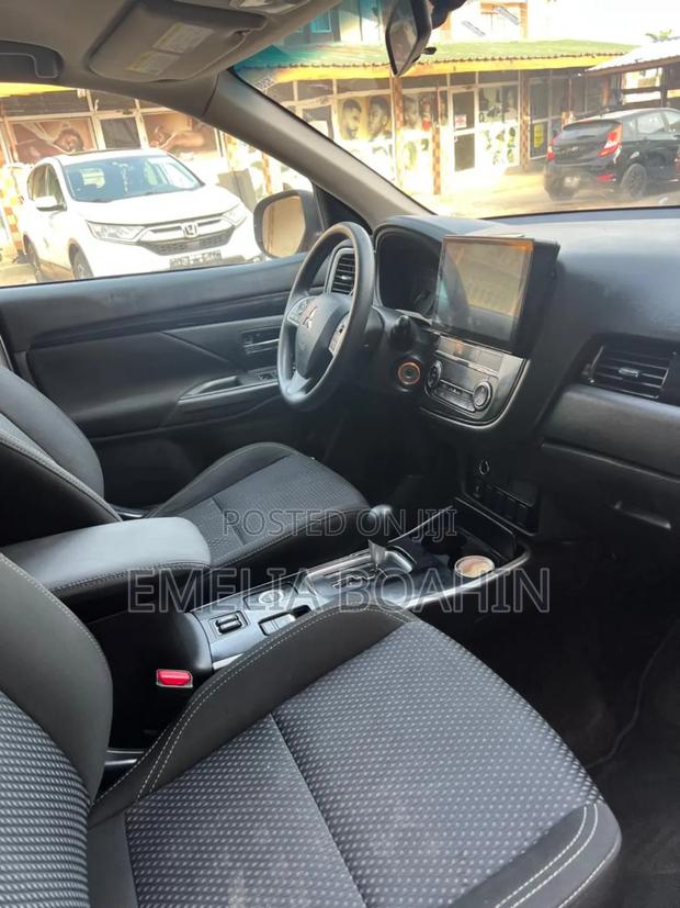 Mitsubishi Outlander 2019 Red photo 5
