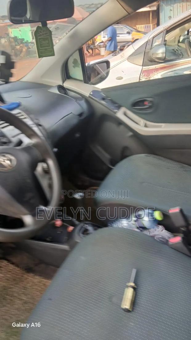 Toyota Vitz 2008 White photo 6