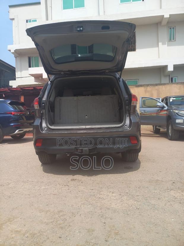 Toyota Highlander LE 4x2 (2.7L 4cyl 6A) 2017 Gray