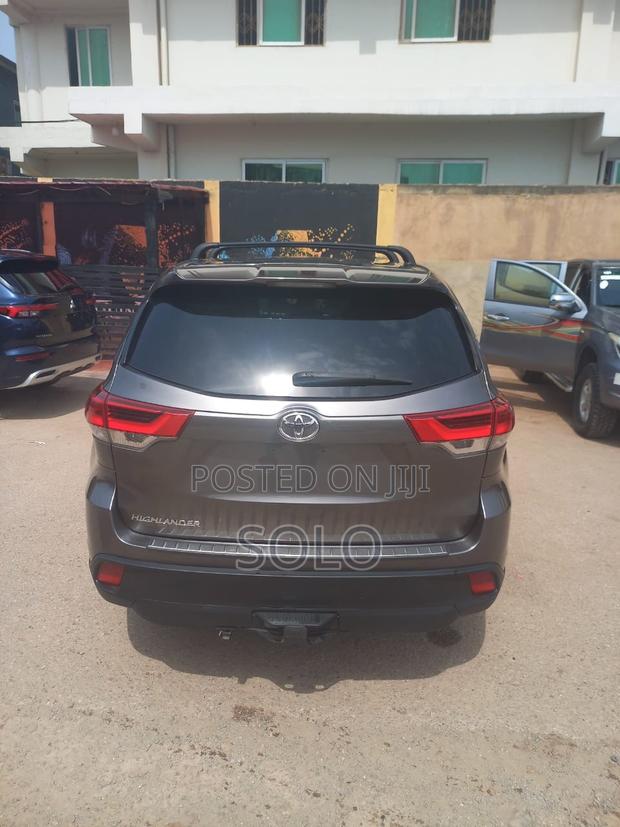 Toyota Highlander LE 4x2 (2.7L 4cyl 6A) 2017 Gray