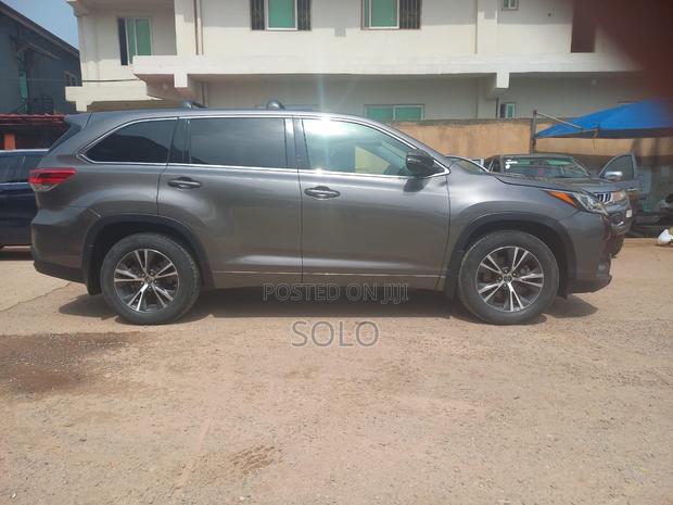 Toyota Highlander LE 4x2 (2.7L 4cyl 6A) 2017 Gray