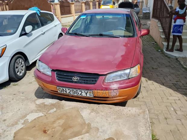 Toyota Camry 2000 Red