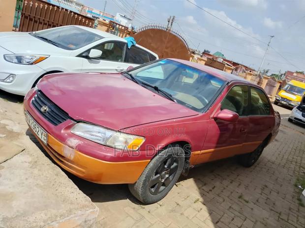 Toyota Camry 2000 Red