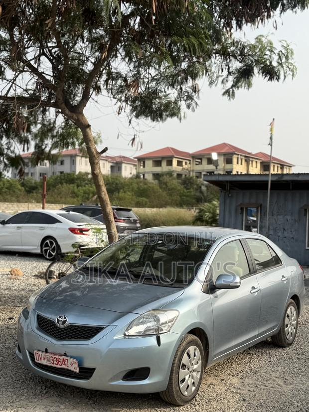 Toyota Belta 2013 Gray photo 3