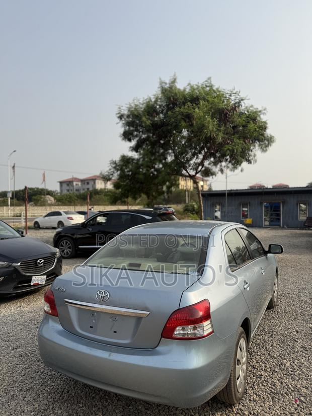 Toyota Belta 2013 Gray photo 5