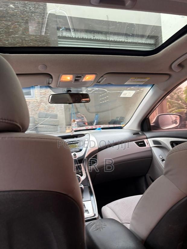 Hyundai Elantra Limited 4dr Sedan (1.8L 4cyl 6A) 2014 White photo 3