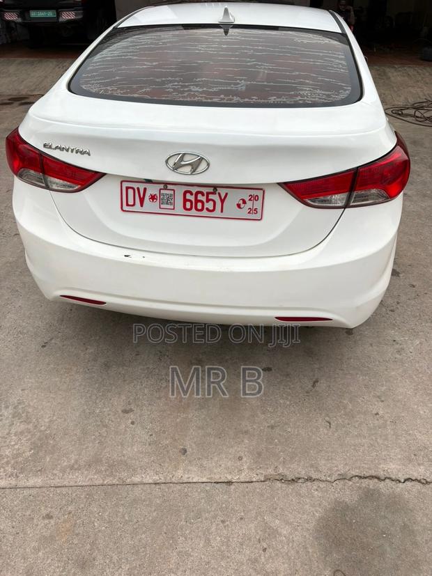 Hyundai Elantra Limited 4dr Sedan (1.8L 4cyl 6A) 2014 White photo 4