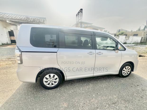 Toyota Voxy 2010 Silver photo 3