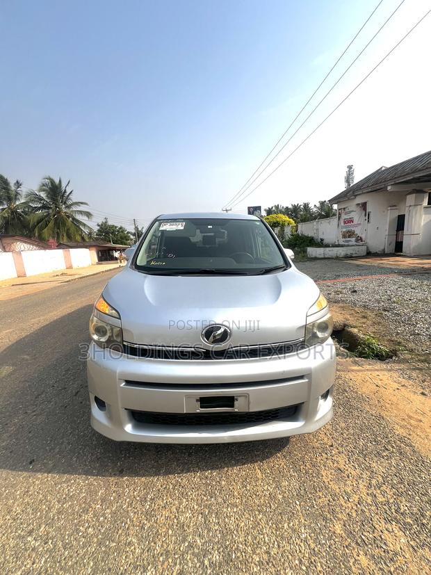 Toyota Voxy 2010 Silver