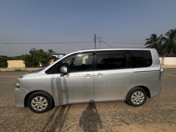 Toyota Voxy 2010 Silver photo 5