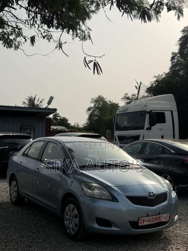 Toyota Belta 2013 Gray photo 11