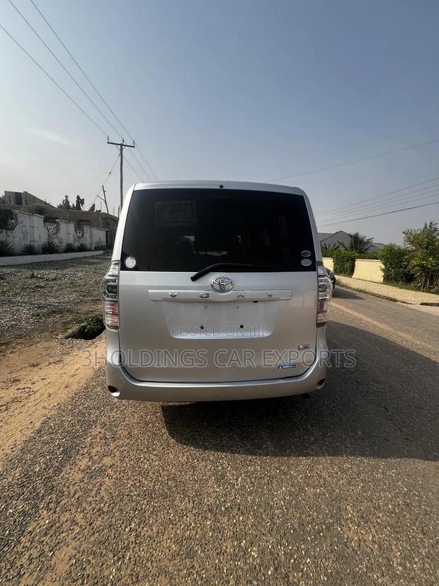 Toyota Voxy 2010 Silver photo 2
