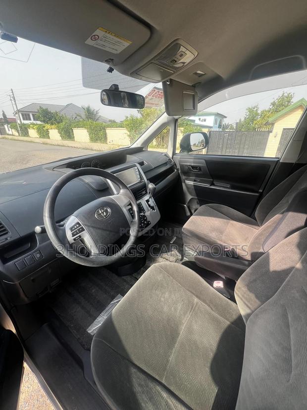Toyota Voxy 2010 Silver photo 4