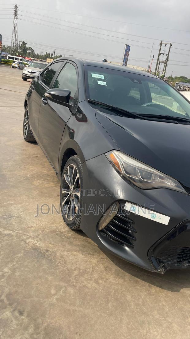 Toyota Corolla 2017 Black photo 5
