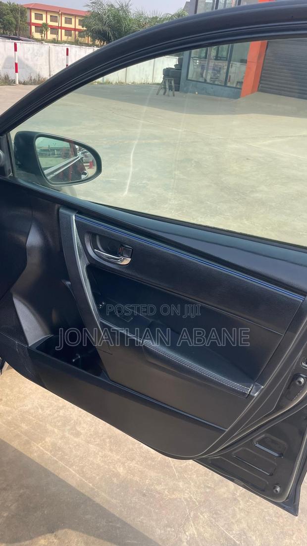 Toyota Corolla 2017 Black photo 3