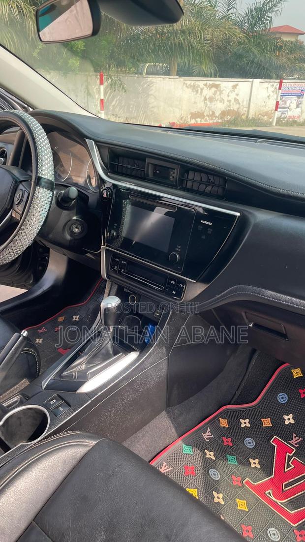 Toyota Corolla 2017 Black photo 11