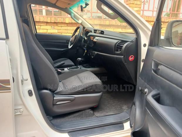 Toyota Hilux Revo Double Cab Petrol 2.7 AWD 2018 White