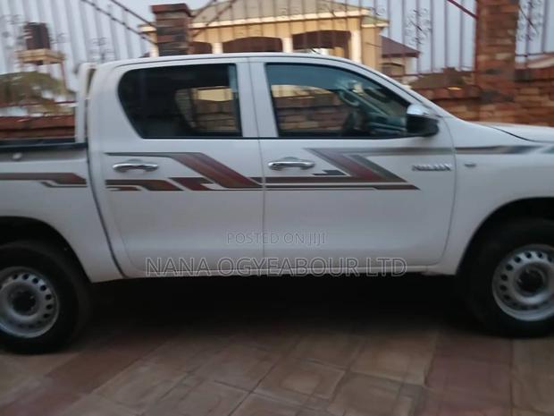 Toyota Hilux Revo Double Cab Petrol 2.7 AWD 2018 White